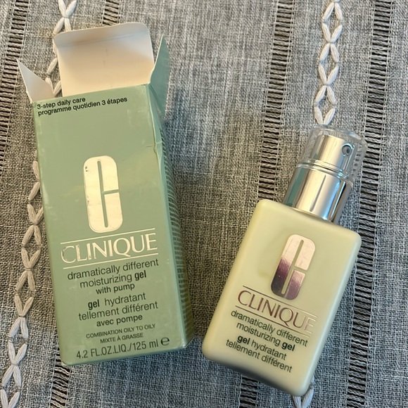Clinique Dramatically Different by Clinique, 4.2 oz Moisturizing Gel with Pump